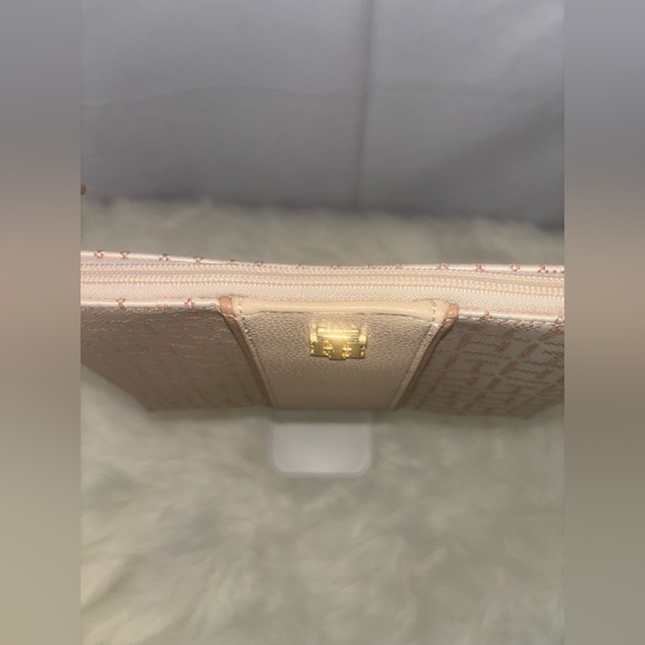 BRAND NEW TOMMY HILFIGER TAN & CREAME MONOGRAMMED WRISTLET/POUCH w/gold hardware - Picture 4 of 11